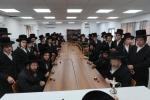 מעמד 'פתיחת הזמן'  אין די ישיבה 'תורת ישראל' קרעטשניף אין שטאט קרית גת. ציזאמען מיטן  'קביעת מזוזות' פארן נייעם פליגל פון די ישיבה.
