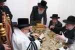 Main image for רבני מערכת הכשרות פון די 'או-יו' (OU) אויף א באזוך במעון קדשו פון כ"ק אדמו"ר מסקווירא שליט"א.