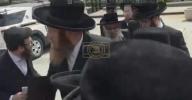 Main image for אפדעיט: כ"ק אדמו"ר מסאטמאר שליט"א (מהר"א) קומט יעצט אן צום ווייסן הויז באגלייט דורך זיין זון. דער רבי האט זיך אנטזאגט צו ענטפערן צי ער וועט מאכן א ברכה.