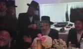 הגה"צ ר' אהרן מענדל טווערסקי שליט"א רעדט ארום איבער דעם היסטארישע באזוך אינעם ווייסע הויז ביי א רייכע באנקעט