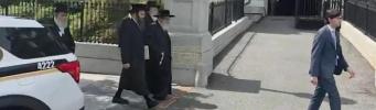 Main image for היסטארישער מאמענט: כ"ק האדמו"ר מסאטמאר שליט"א טרעט איבער די טויערן פונעם ווייסן הויז