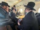 כ"ק אדמו"ר מסאטמאר שליט"א אויפן פליגער קיין וואשינגטאן הבירה פארן א באזוך אינעם ווייסע הויז