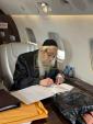 כ"ק אדמו"ר מסאטמאר שליט"א אויפן פליגער קיין וואשינגטאן הבירה פארן א באזוך אינעם ווייסע הויז