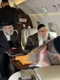 כ"ק אדמו"ר מסאטמאר שליט"א אויפן פליגער קיין וואשינגטאן הבירה פארן א באזוך אינעם ווייסע הויז