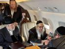 כ"ק אדמו"ר מסאטמאר שליט"א אויפן פליגער קיין וואשינגטאן הבירה פארן א באזוך אינעם ווייסע הויז