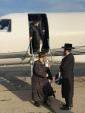 כ"ק אדמו"ר מסאטמאר שליט"א אויפן פליגער קיין וואשינגטאן הבירה פארן א באזוך אינעם ווייסע הויז