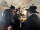 כ"ק אדמו"ר מסאטמאר שליט"א אויפן פליגער קיין וואשינגטאן הבירה פארן א באזוך אינעם ווייסע הויז