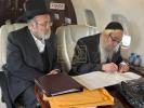 כ"ק אדמו"ר מסאטמאר שליט"א אויפן פליגער קיין וואשינגטאן הבירה פארן א באזוך אינעם ווייסע הויז