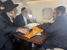 כ"ק אדמו"ר מסאטמאר שליט"א אויפן פליגער קיין וואשינגטאן הבירה פארן א באזוך אינעם ווייסע הויז