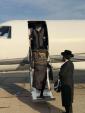כ"ק אדמו"ר מסאטמאר שליט"א אויפן פליגער קיין וואשינגטאן הבירה פארן א באזוך אינעם ווייסע הויז