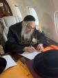 כ"ק אדמו"ר מסאטמאר שליט"א אויפן פליגער קיין וואשינגטאן הבירה פארן א באזוך אינעם ווייסע הויז