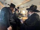 כ"ק אדמו"ר מסאטמאר שליט"א אויפן פליגער קיין וואשינגטאן הבירה פארן א באזוך אינעם ווייסע הויז