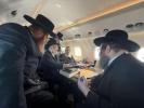 כ"ק אדמו"ר מסאטמאר שליט"א אויפן פליגער קיין וואשינגטאן הבירה פארן א באזוך אינעם ווייסע הויז