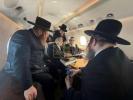 כ"ק אדמו"ר מסאטמאר שליט"א אויפן פליגער קיין וואשינגטאן הבירה פארן א באזוך אינעם ווייסע הויז