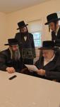 הגה"צ גאב"ד פשעווארסק וויליאמסבורג שליט"א אויף א באזוך במעון קדשו פון כ"ק אדמו"ר מליסקא שליט"א, לרגל די חתונה פון זיין טאכטער.