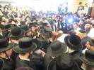 די לוויה פון כ"ק אדמו"ר מביאלא אוסטראווא זצ"ל פון בית מדרש אויף רחוב דוד דראובני אין ירושלים צום הר הזיתים.