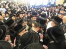 די לוויה פון כ"ק אדמו"ר מביאלא אוסטראווא זצ"ל פון בית מדרש אויף רחוב דוד דראובני אין ירושלים צום הר הזיתים.