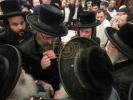 די לוויה פון כ"ק אדמו"ר מביאלא אוסטראווא זצ"ל פון בית מדרש אויף רחוב דוד דראובני אין ירושלים צום הר הזיתים.