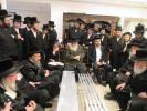 די לוויה פון כ"ק אדמו"ר מביאלא אוסטראווא זצ"ל פון בית מדרש אויף רחוב דוד דראובני אין ירושלים צום הר הזיתים.