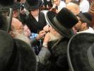 די לוויה פון כ"ק אדמו"ר מביאלא אוסטראווא זצ"ל פון בית מדרש אויף רחוב דוד דראובני אין ירושלים צום הר הזיתים.