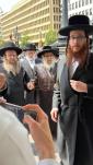 בילדער: סאטמארער רבי שליט"א קומט אן אין ווייסן הויז פאר א היסטארישן מיטינג