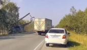 Main image for רוסישע העליקאפטער קראכט אויף א הייוועי נאכן פארלירן ביידע מאטארן