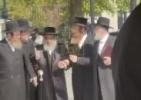 Main image for זעהט: כ"ק אדמו"ר מסאטמאר (מהר"א) שליט"א ביים פארלאזן דעם ווייסן הויז מיט עטליכע מינוט צוריק. ווי בעלאז דערוויסט זיך, איז דער רבי געווען דער איינציגסטער אדמו"ר זיך צו טרעפן פריוואט מיט טראמפ. די מיטינג האט געדויערט 10 מינוט.