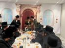 כ"ק אדמו"ר מקרעטשניף כפר עטה שליט"א ביים טרינקען לחיים בעת א באזוך בבית הנגיד ר' שמואל יוסף ריעדער הי"ו, אינעם ראם פון א מעמד 'צאתכם לשלום' און געזעגענונג פאר רבינו שליט"א אין בארא פארק.