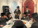 Main image for כ"ק אדמו"ר מקרעטשניף כפר עטה שליט"א ביים טרינקען לחיים בעת א באזוך בבית הנגיד ר' שמואל יוסף ריעדער הי"ו, אינעם ראם פון א מעמד 'צאתכם לשלום' און געזעגענונג פאר רבינו שליט"א אין בארא פארק.