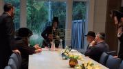 כ"ק אדמו"ר מקרעטשניף כפר עטה שליט"א ביים טרינקען לחיים בעת א באזוך בבית הנגיד ר' שמואל יוסף ריעדער הי"ו, אינעם ראם פון א מעמד 'צאתכם לשלום' און געזעגענונג פאר רבינו שליט"א אין בארא פארק.