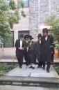 כ"ק אדמו"ר מקרעטשניף כפר עטה שליט"א ביים טרינקען לחיים בעת א באזוך בבית הנגיד ר' שמואל יוסף ריעדער הי"ו, אינעם ראם פון א מעמד 'צאתכם לשלום' און געזעגענונג פאר רבינו שליט"א אין בארא פארק.