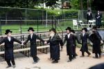 מעמד הנחת אבן הפינה רבתי פארן בנין ישיבה קטנה תולדות יעקב יוסף דחסידי סקווירא - מאנסי בראשות בני וחתני כ"ק האדמו"ר מסקווירא שליט"א