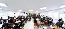 מעמד הנחת אבן הפינה רבתי פארן בנין ישיבה קטנה תולדות יעקב יוסף דחסידי סקווירא - מאנסי בראשות בני וחתני כ"ק האדמו"ר מסקווירא שליט"א