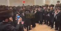 Main image for כ"ק האדמו"ר מסאדיגורא ירושלים שליט"א ביי די חתונה פון א אייניקל פון דער בעל חסד ר' נפתלי הערש צאהלער לרפו"ש, בן לבנו הנגיד ר' בנציון דער בעל האכסניא פון רבי'ן אין בארא פארק.