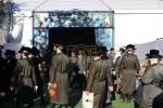 מעמד התפילה פון חסידי תולדות אהרן און מירון בראשות כ"ק אדמו"ר מתולדות אהרן שליט"א