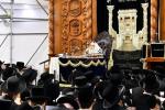 כ"ק אדמו"ר מצאנז קלויזענבורג שליט"א ביי אמירת סליחות ראשונות בקרב חסידיו אין עיה"ק ירושלים