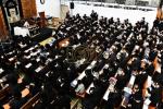 כ"ק אדמו"ר מצאנז קלויזענבורג שליט"א ביי אמירת סליחות ראשונות בקרב חסידיו אין עיה"ק ירושלים