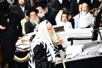 כ"ק אדמו"ר מצאנז קלויזענבורג שליט"א ביי אמירת סליחות ראשונות בקרב חסידיו אין עיה"ק ירושלים