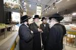 הונדערטער משפחות באקומען תשרי עסנווארג פעקלעך ביי די 'חיים בכבוד' חלוקה