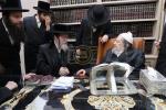 אדמורי"ם ביי פאר הדור הרה"ק רבי יעקב מאיר שעכטער שליט"א  לברך ולהתברך בברכת השנים לקראת הימים הנוראים