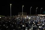 מעמד פון אמירת סליחות-הדלקה אין אתרא קדישא מירון, בראשות הרה"צ רבי מיילעך בידערמאן שליט"א, מוצאי שבת א' סליחות, מיט די באטייליגונג פון די נדיבים און ידידים פון ארגון 'רופא חולים' (RCCS), אינאיינעם מיט הונדערטער משפחות פון חולי ישראל.
