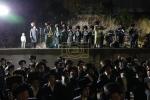 מעמד פון אמירת סליחות-הדלקה אין אתרא קדישא מירון, בראשות הרה"צ רבי מיילעך בידערמאן שליט"א, מוצאי שבת א' סליחות, מיט די באטייליגונג פון די נדיבים און ידידים פון ארגון 'רופא חולים' (RCCS), אינאיינעם מיט הונדערטער משפחות פון חולי ישראל.
