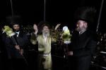 מעמד פון אמירת סליחות-הדלקה אין אתרא קדישא מירון, בראשות הרה"צ רבי מיילעך בידערמאן שליט"א, מוצאי שבת א' סליחות, מיט די באטייליגונג פון די נדיבים און ידידים פון ארגון 'רופא חולים' (RCCS), אינאיינעם מיט הונדערטער משפחות פון חולי ישראל.