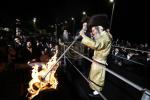 מעמד פון אמירת סליחות-הדלקה אין אתרא קדישא מירון, בראשות הרה"צ רבי מיילעך בידערמאן שליט"א, מוצאי שבת א' סליחות, מיט די באטייליגונג פון די נדיבים און ידידים פון ארגון 'רופא חולים' (RCCS), אינאיינעם מיט הונדערטער משפחות פון חולי ישראל.