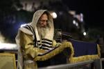 מעמד פון אמירת סליחות-הדלקה אין אתרא קדישא מירון, בראשות הרה"צ רבי מיילעך בידערמאן שליט"א, מוצאי שבת א' סליחות, מיט די באטייליגונג פון די נדיבים און ידידים פון ארגון 'רופא חולים' (RCCS), אינאיינעם מיט הונדערטער משפחות פון חולי ישראל.