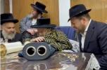 שי גרייכער ברודער פון די באקאנטע זינגער דעדי גרייכער ביי כ"ק אדמו"ר מתולדות אהרן שליט"א און אנדערע אדמור''ים וואס האבן אריין געשריבן אן אות אין ספר תורה וואס איז געווארן געשריבן לע"נ דעדי