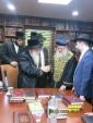 דער "ראשון לציון" הגאון הגדול הרב דוד יוסף שליט"א, אויף א באזוך ביים סקווירא דיין הגה"צ ר' יוסף ישראל אייזנבערגער שליט"א.