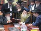דער "ראשון לציון" הגאון הגדול הרב דוד יוסף שליט"א, אויף א באזוך ביים סקווירא דיין הגה"צ ר' יוסף ישראל אייזנבערגער שליט"א.