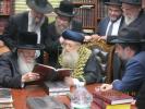 דער "ראשון לציון" הגאון הגדול הרב דוד יוסף שליט"א, אויף א באזוך ביים סקווירא דיין הגה"צ ר' יוסף ישראל אייזנבערגער שליט"א.