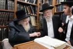 אדמו"רים און ראשי ישיבות ביים ארויף גיין בביתו נאוה קודש לברך ולהתברך בקודש פנימה פון פוסק הדור הגאון ר' משה שטערנבוך שליט"א